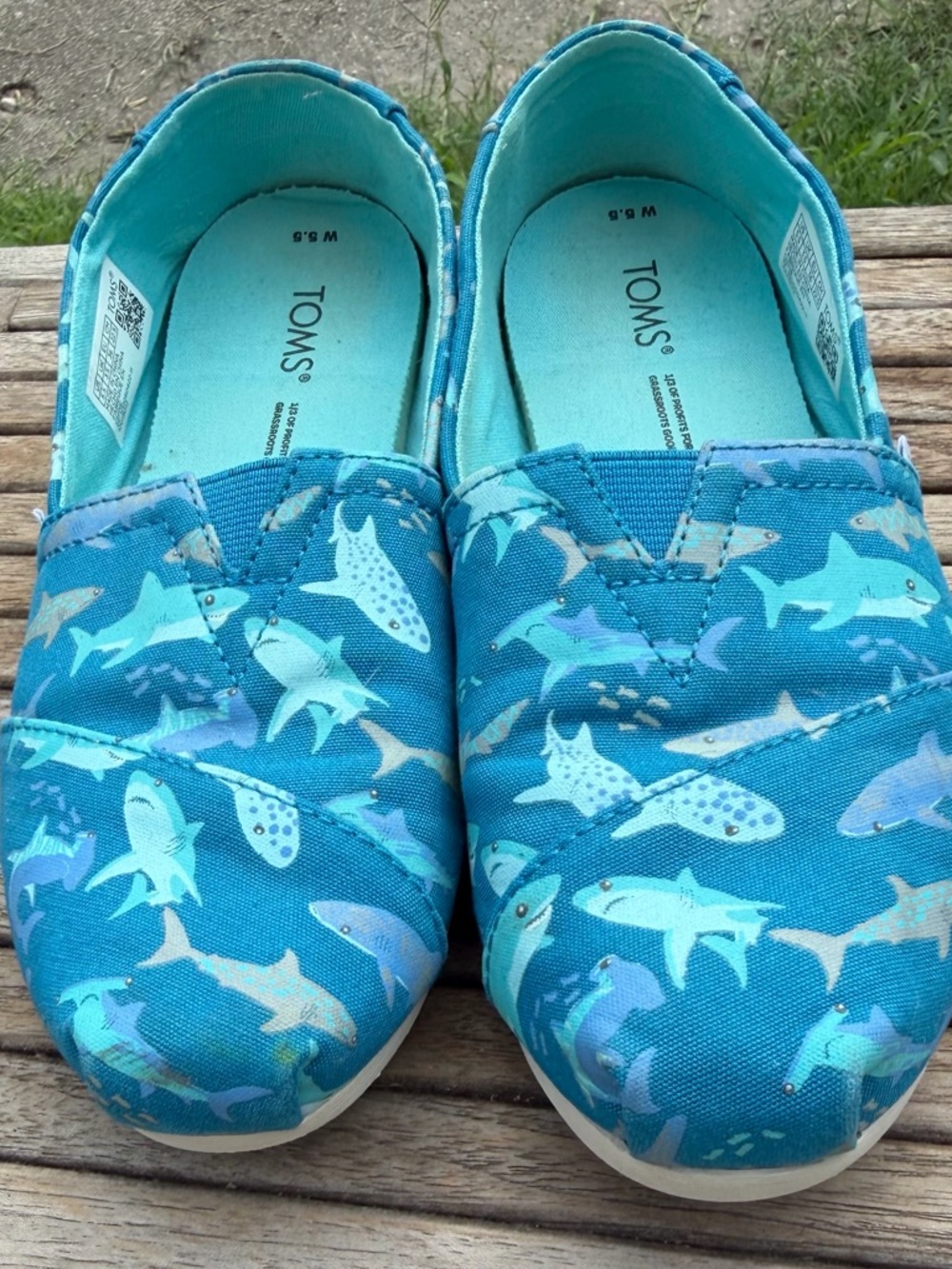TOMS Sea Blue Alpargatas Glow in the Dark Shark Frenzy Print, Teen/Woman 5.5